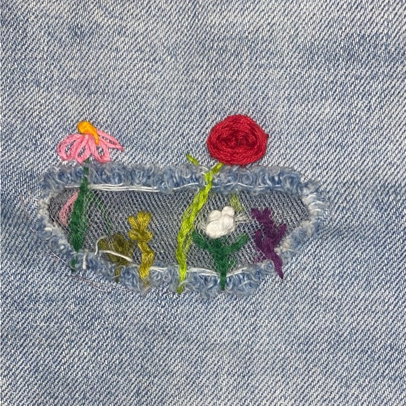 Floral embroidered cutoffs Gap size 27 - Picture 5 of 5
